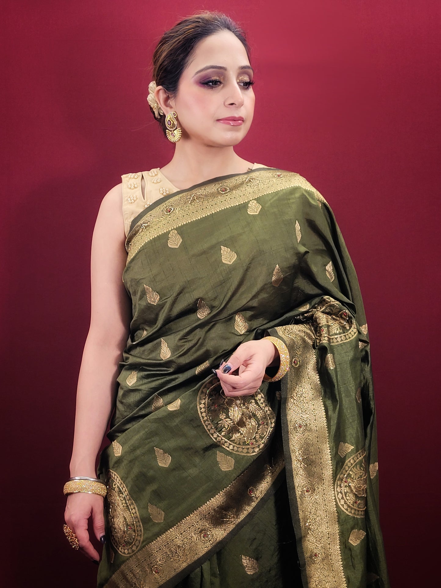 Looking for a stunning piece of clothing that will make you stand out at any festive occasion or mehendi ceremony? Look no further than this beautiful silk saree, expertly crafted with intricate woven work and cutdana bead detailing that catches the light and adds a touch of glamour to any outfit.